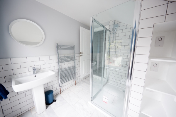 现代浴室，白色瓷砖和淋浴