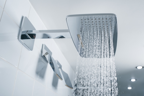 水是从一个正方形在现代浴室淋浴头白色瓷砖