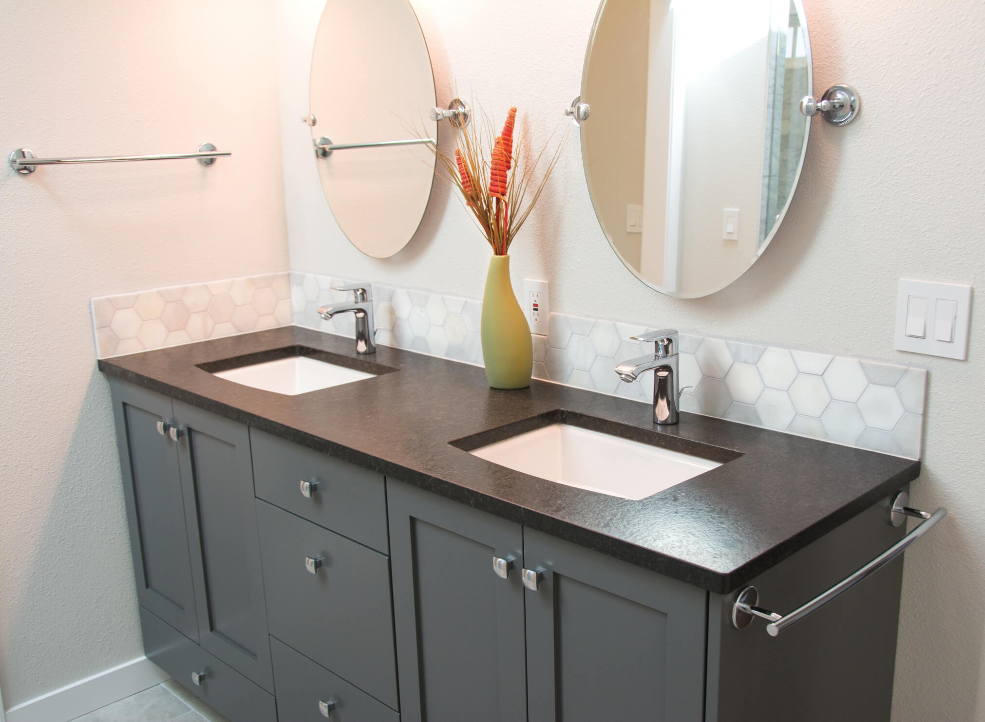 黑色浴室洗手盆，带有两个水槽和两个圆形镜子