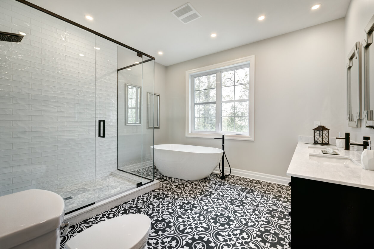 白色浴室带瓷砖地板设计