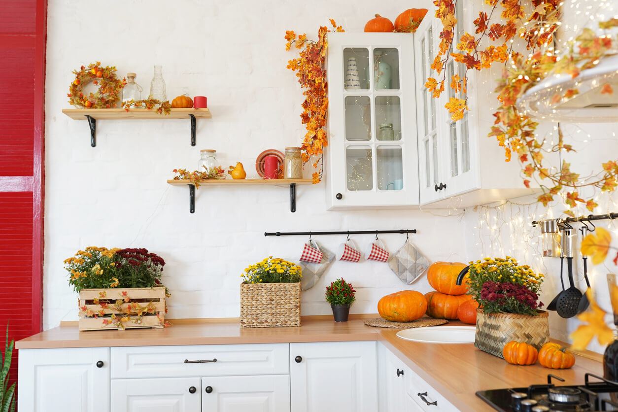白色厨房装饰为秋天
