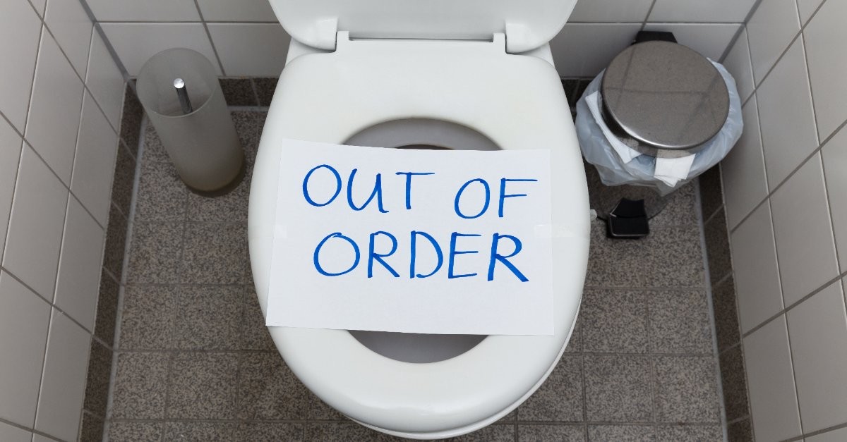 座椅上放置有订单标志的厕所阻塞其使用。