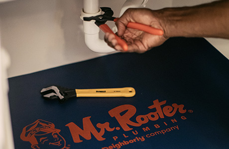 Rooter Plumber先生修理了管道