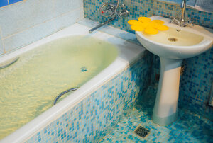 洪水，蓝色的浴室需要夏洛特紧急水管工